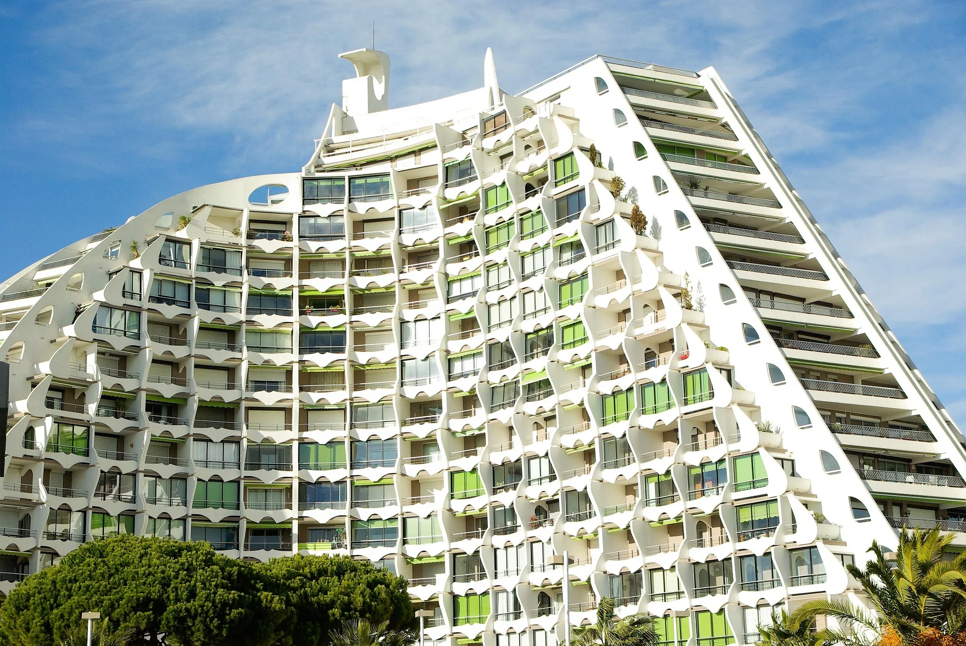 Résidence contemporaine avec balcons et espaces verts