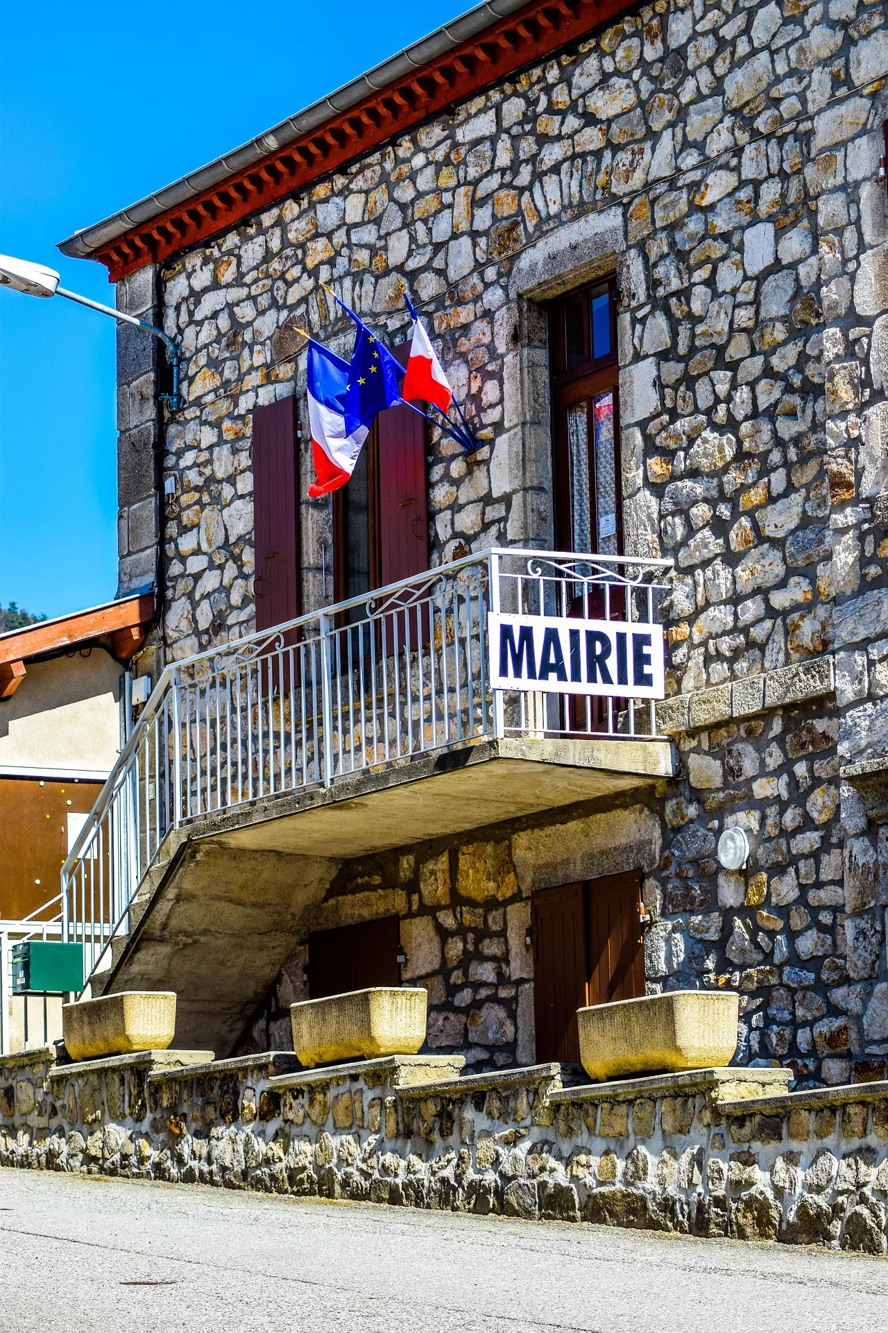 Bâtiment de mairie et place publique